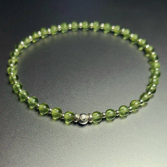 August Peridot and Sterling Silver V4 bracelet with 4 mm peridot beads